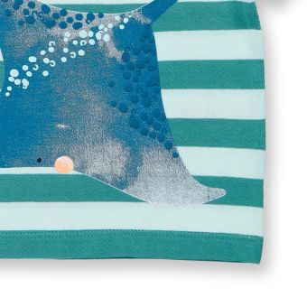 Baby T-Shirt, Modell ANTON, Seegrün-eis-grün geringelt mit Rochen, Vorderansicht