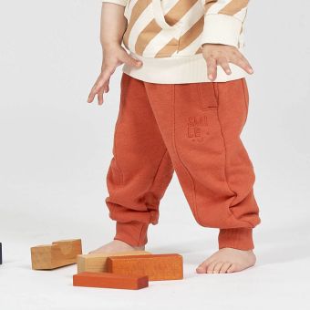 Baby Sweathose, Modell HAUKE, Rostorange, Vorderansicht