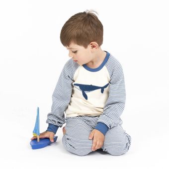 Kinder Pyjama, Modell LONG JOHN, Ozeanblau-weiß geringelt mit Wal, Komplett