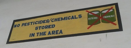 Es geht auch anders - Schild über der Tür zum Lager für die pestizidfreie Bio-Baumwolle von Sense Organics