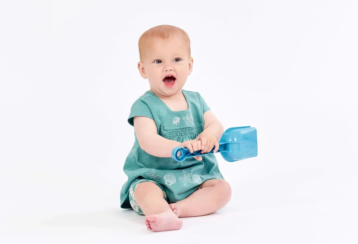 Baby mit Schaufel in der Hand