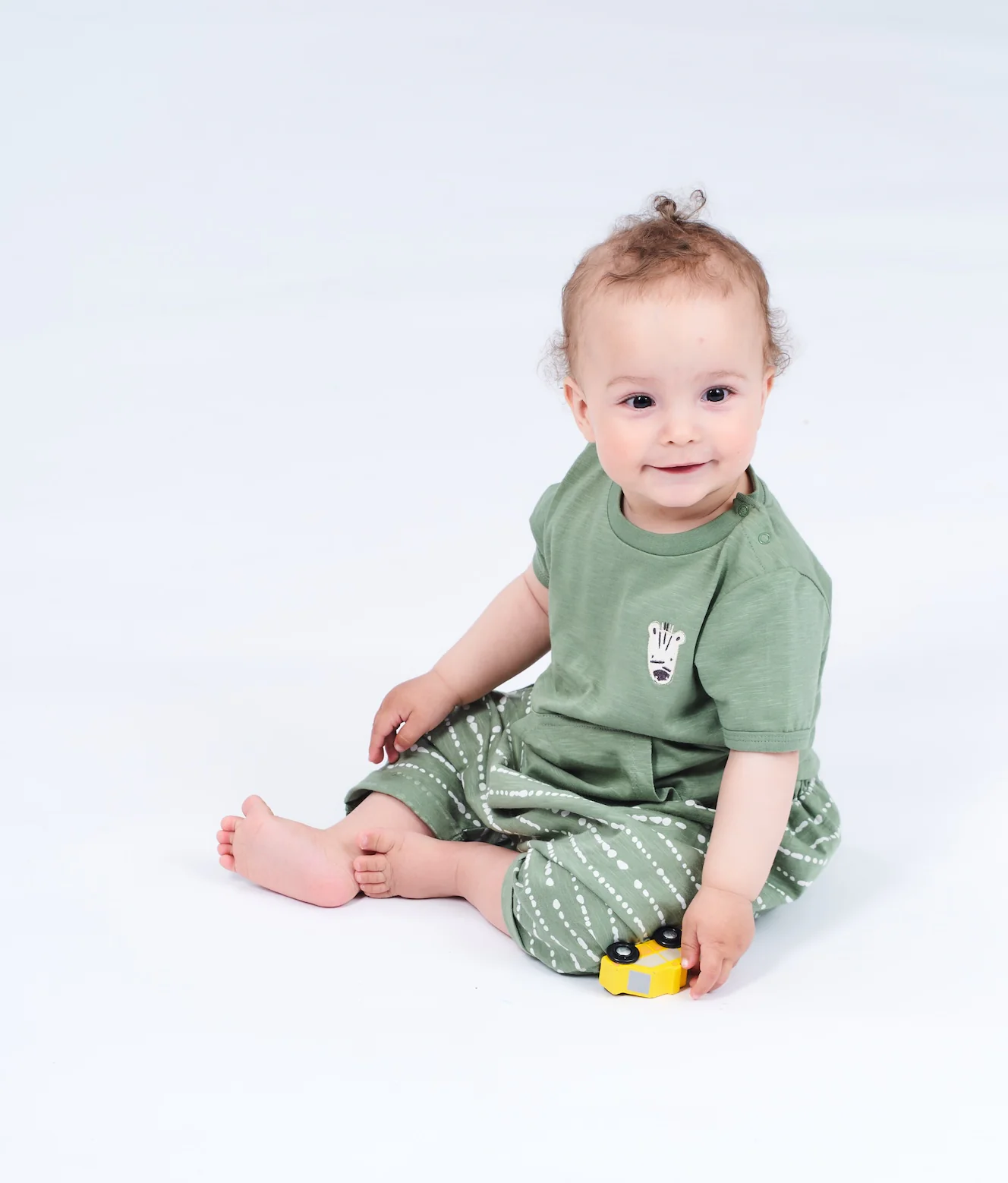 Baby mit einem Autospielzeug
