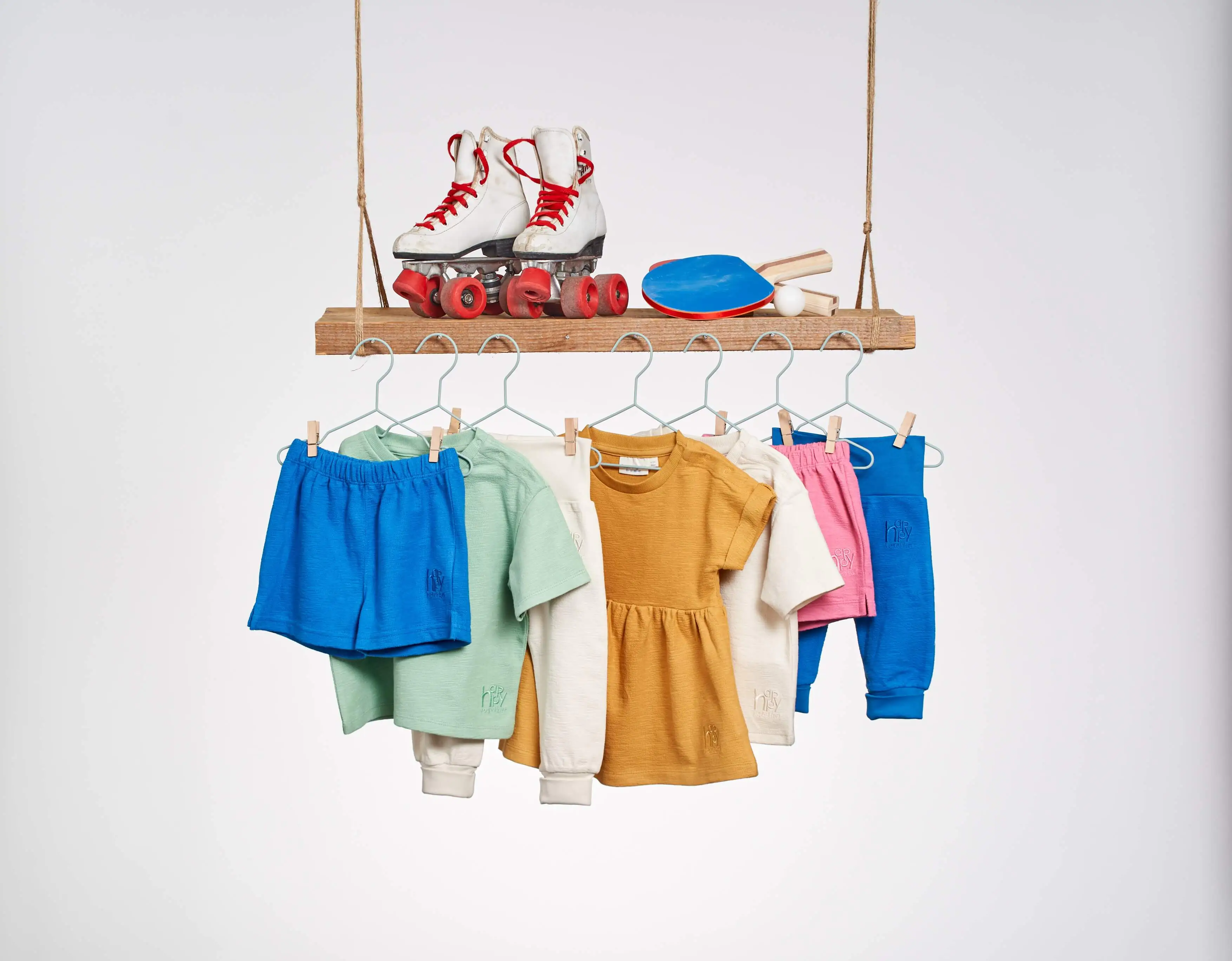 Babykleidung an einer Garderobe