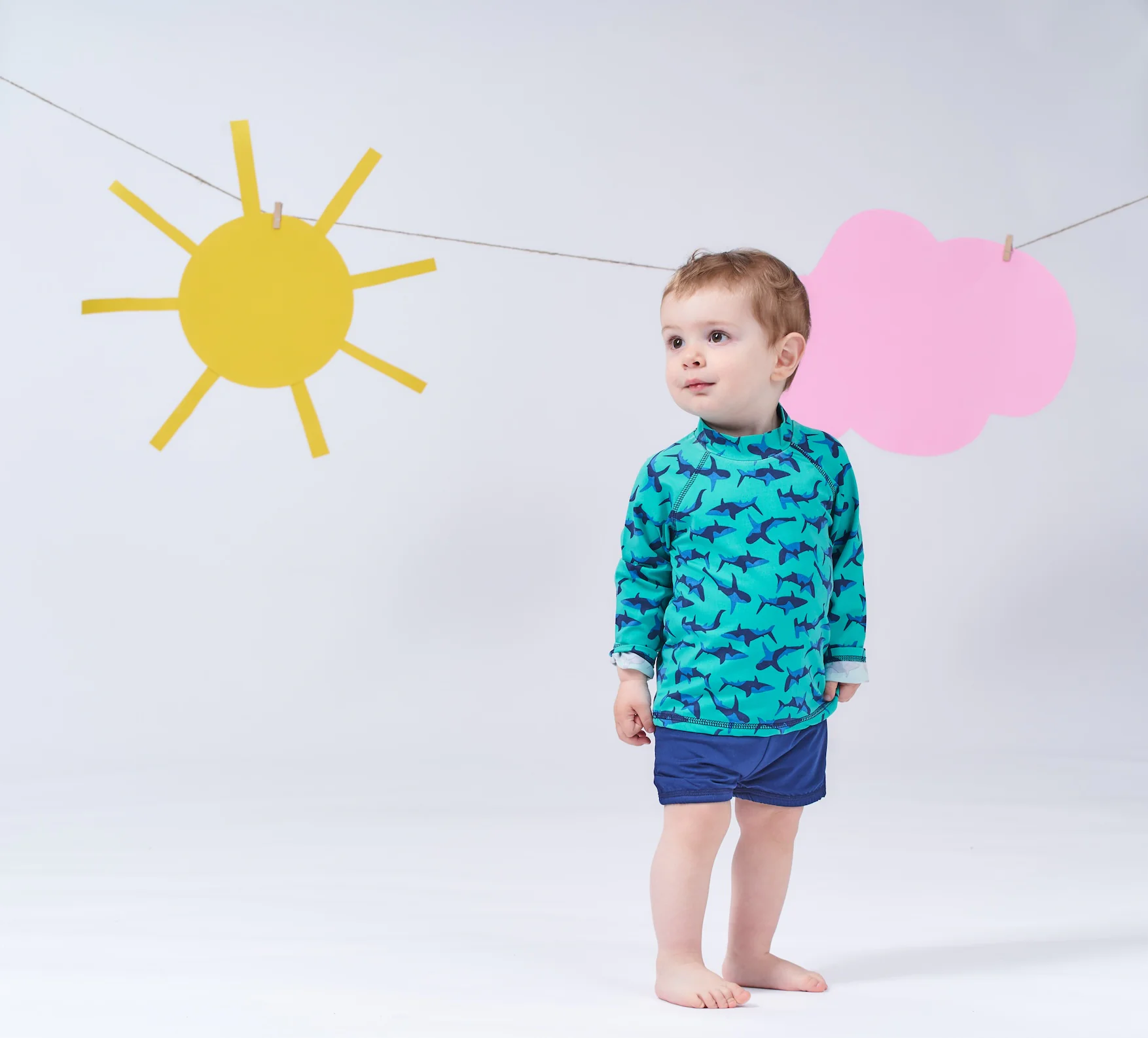 Baby in einem UV-Shirt