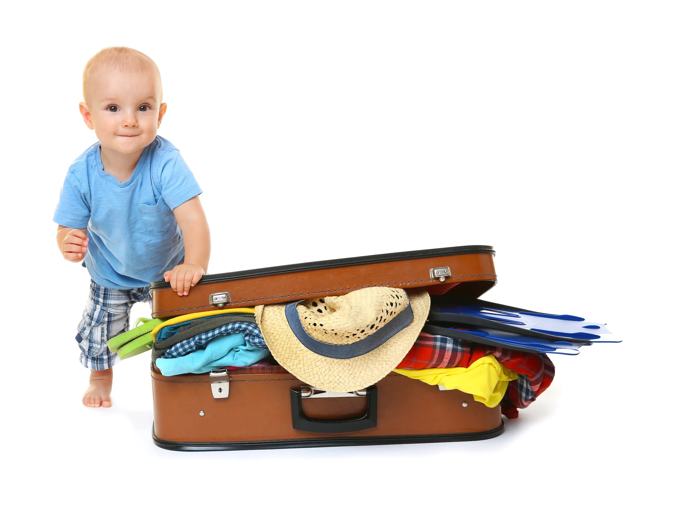 Baby stützt sich auf einen Reisekoffer