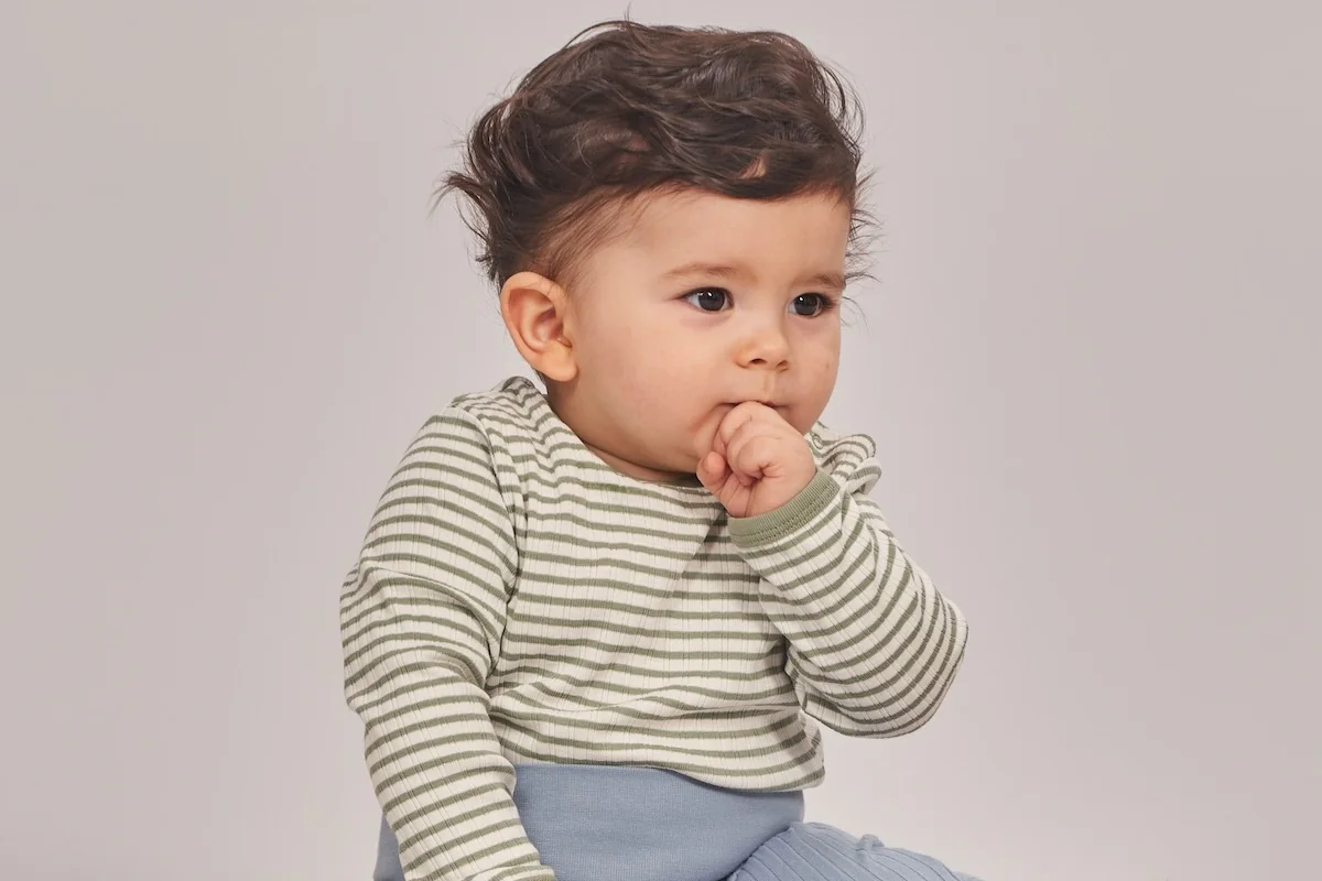 Babykleidung an Kleiderbügeln aufgehängt
