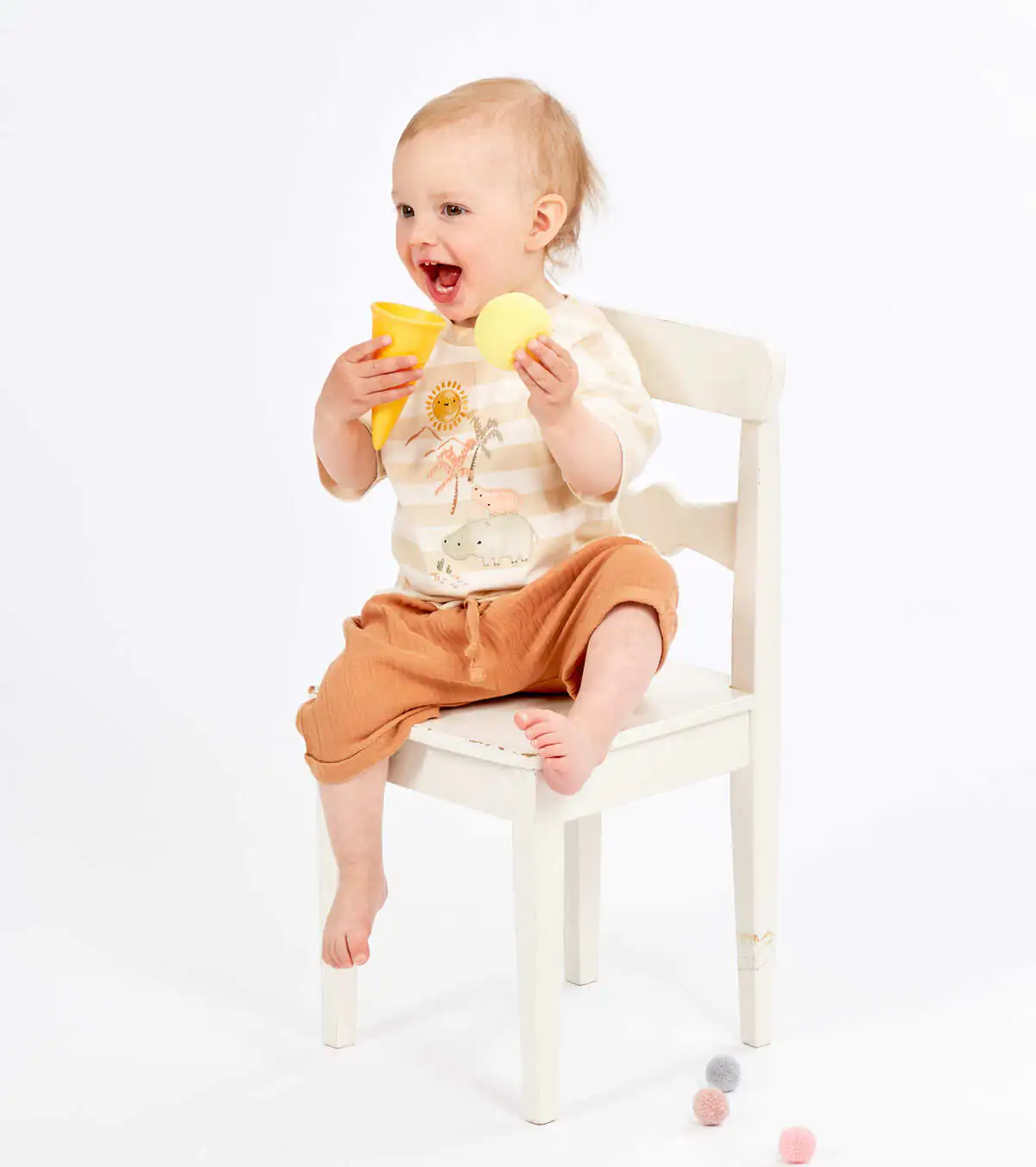 Baby sitzt auf einem Stuhl
