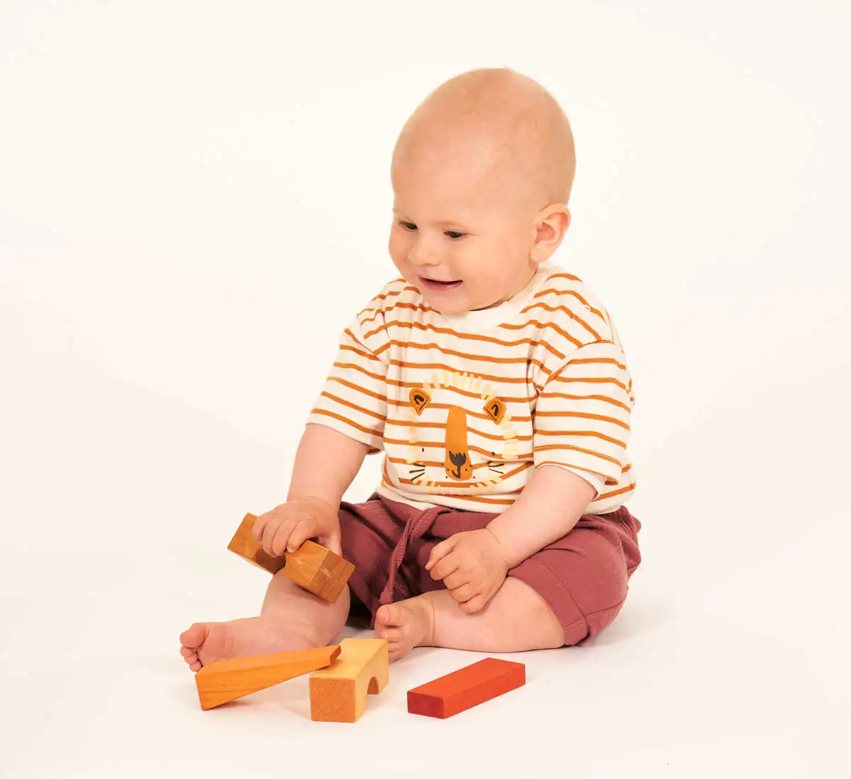 Baby spielt mit Bauklötzen