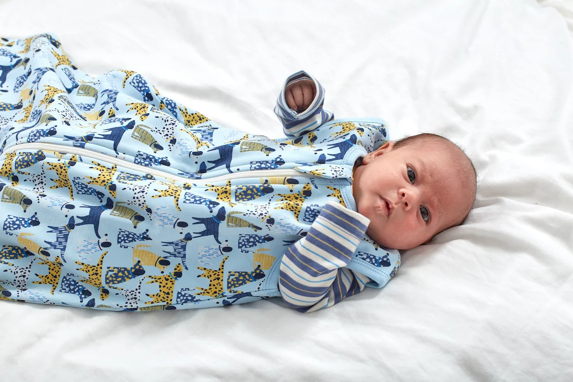 Baby im Schlafsack mit Tierdruck