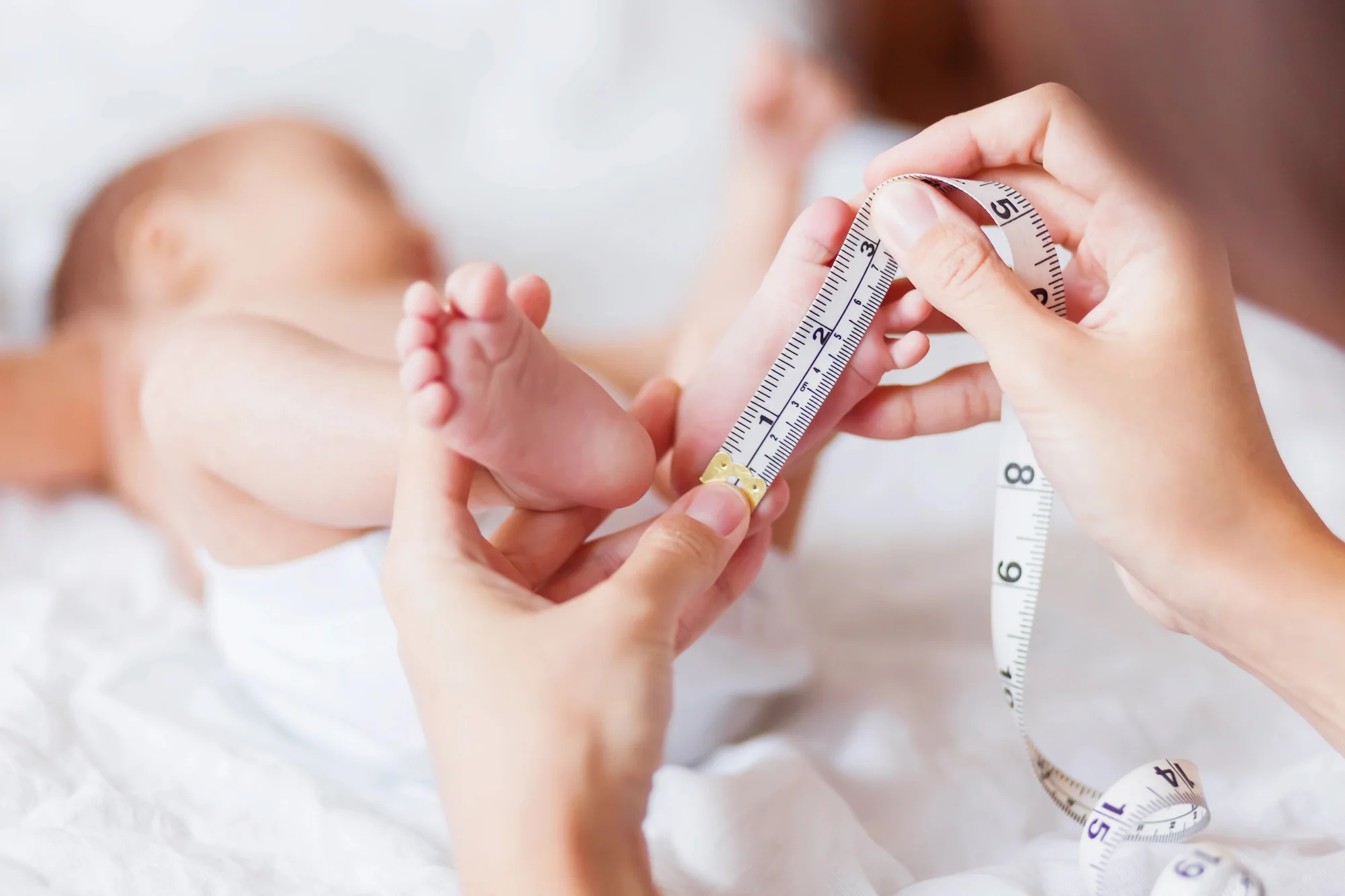 Babygr&ouml;&szlig;e: Mutter misst Babyfu&szlig; mit Ma&szlig;band