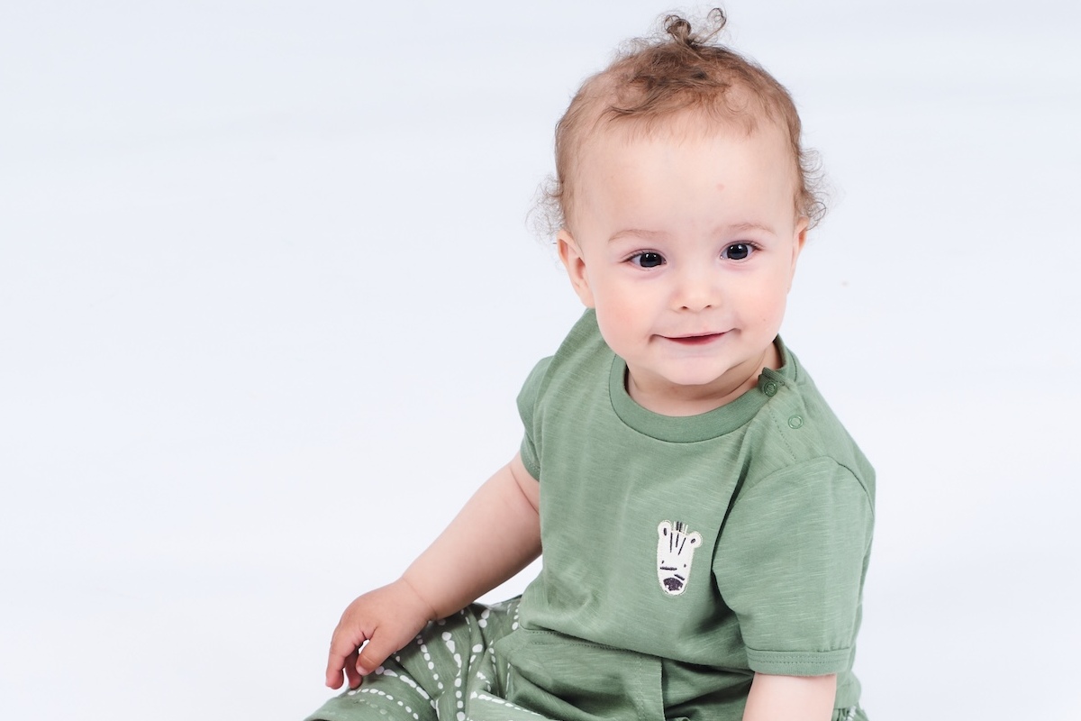 Baby mit Spielzeugauto