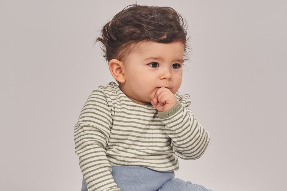 Babykleidung an Kleiderb&uuml;geln aufgeh&auml;ngt