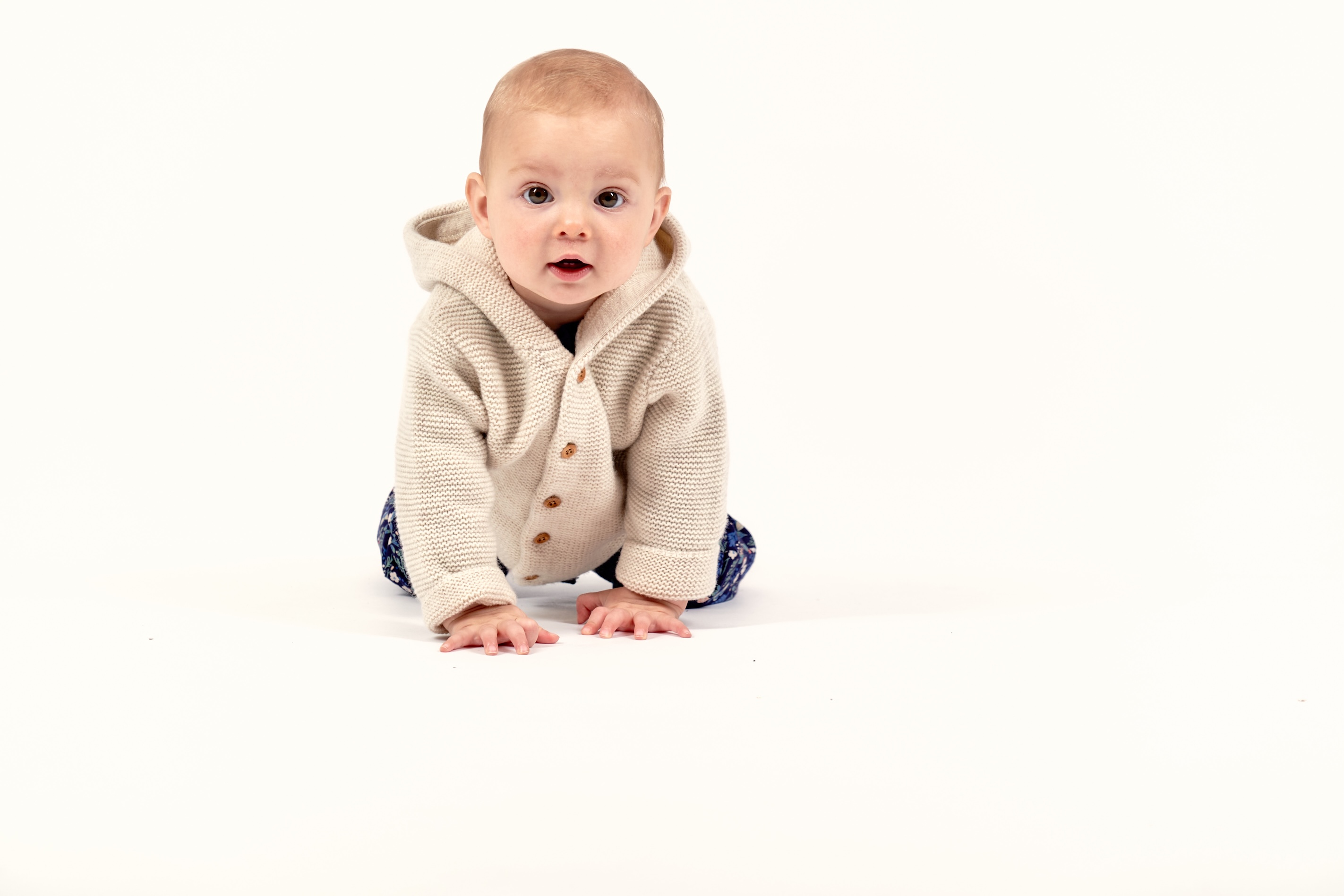 Baby krabbelt auf dem Boden
