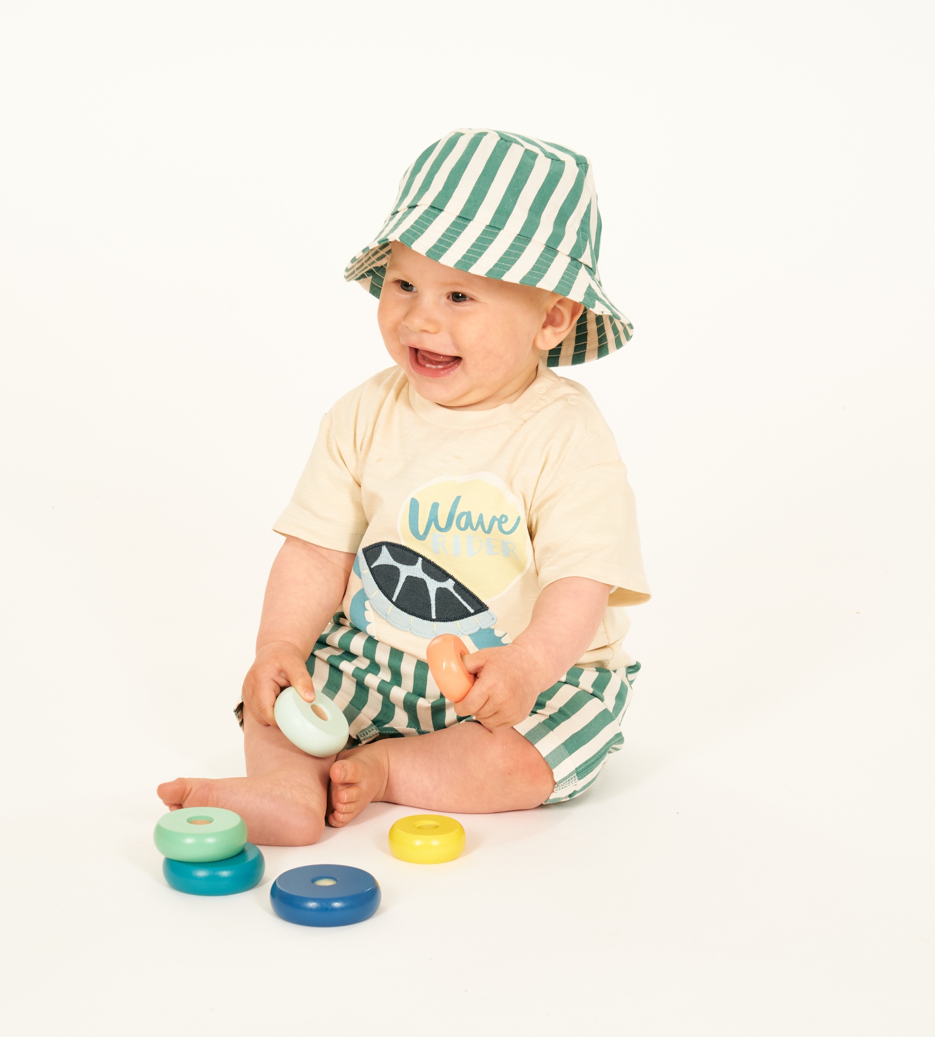 Baby mit Sonnenhut und Bauklötzen