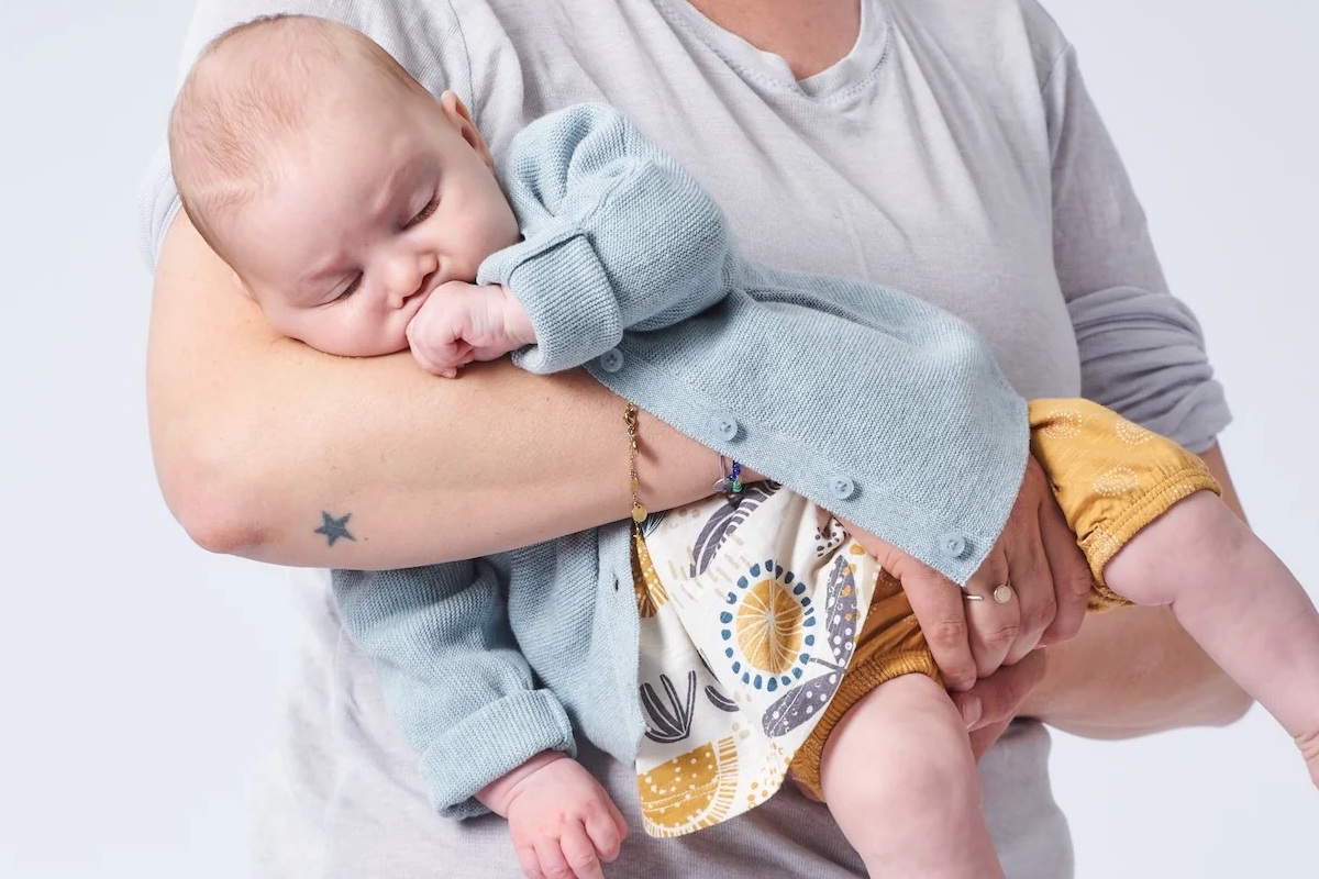 Frau h&auml;lt Baby im Arm
