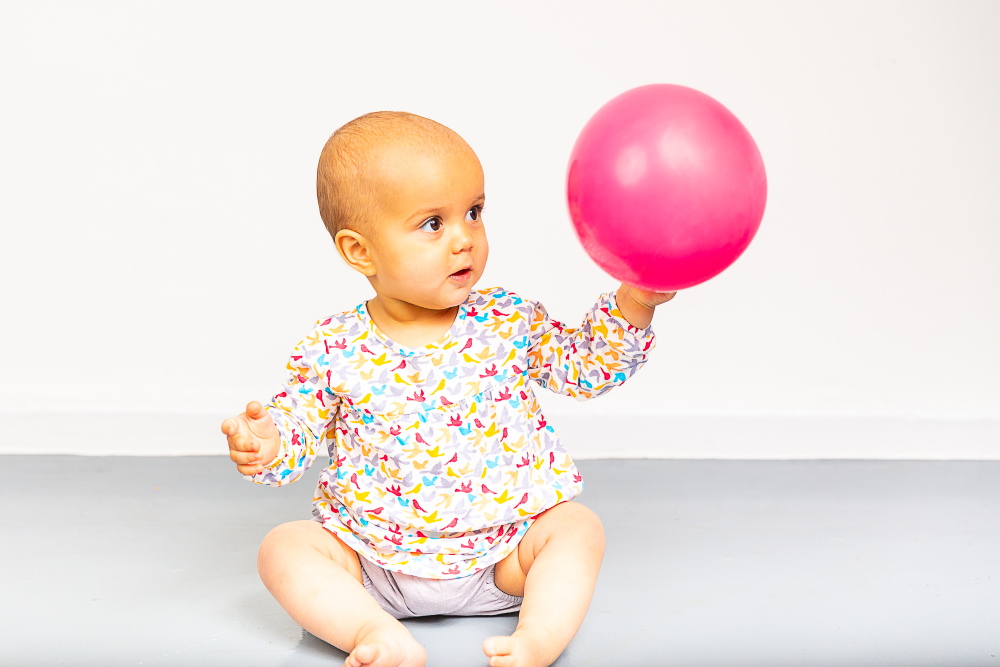 Baby mit einem Luftballon in der Hand