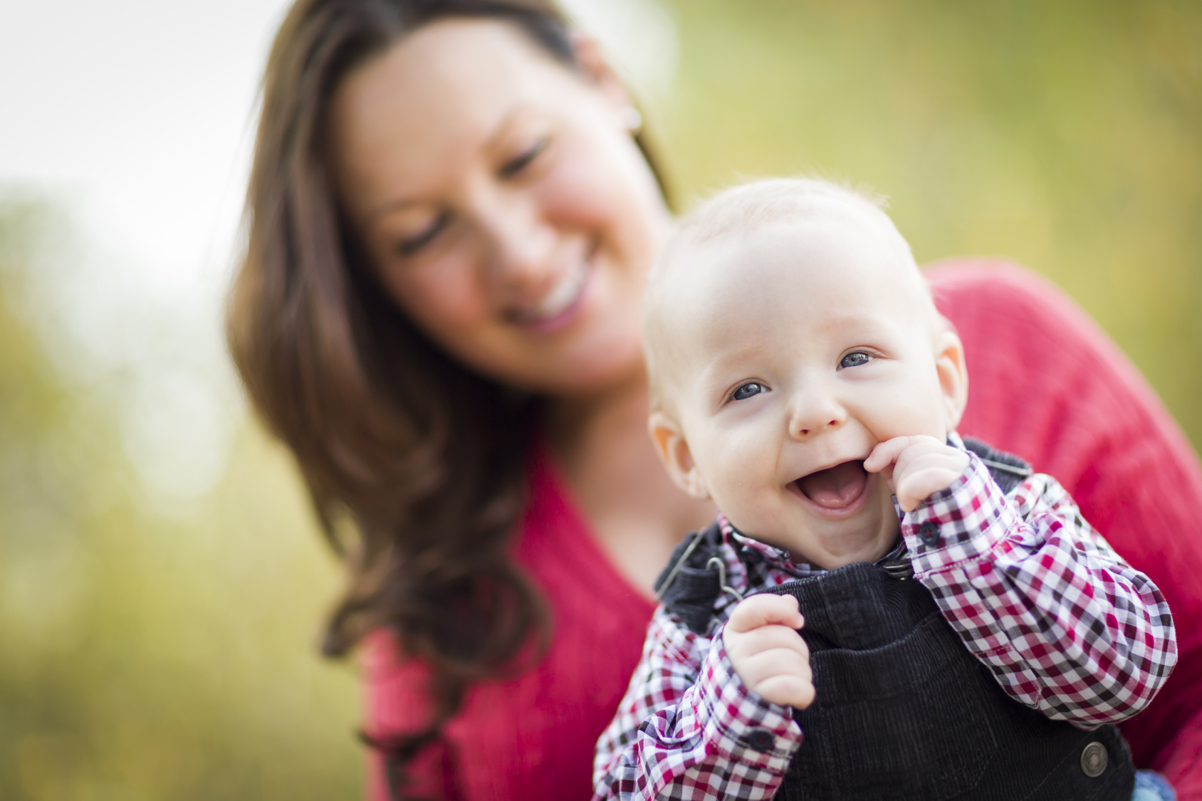 Baby in gestreifter Latzhose