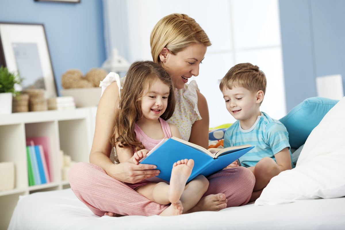Mutter liest Sohn und Tochter vor