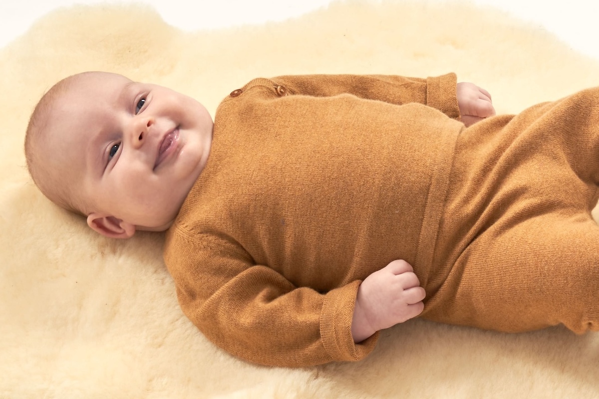 Baby auf einem Lammfell